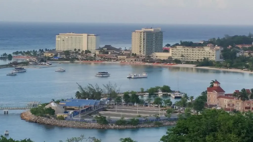 Sky Castles Apt J3 0*, Ocho Rios